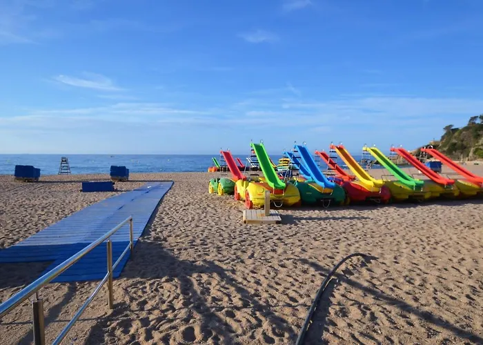 Centro De Lloret 8 People