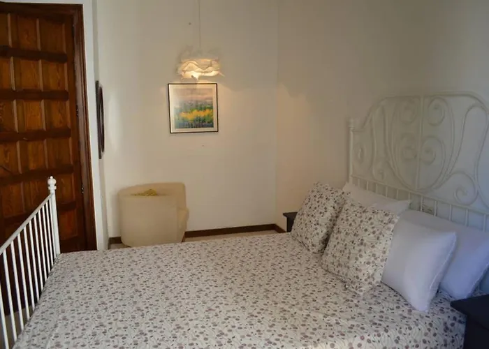 Centro De Lloret 8 People يوريت دي مار