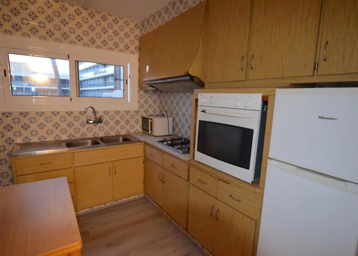 Centro De Lloret 8 People يوريت دي مار